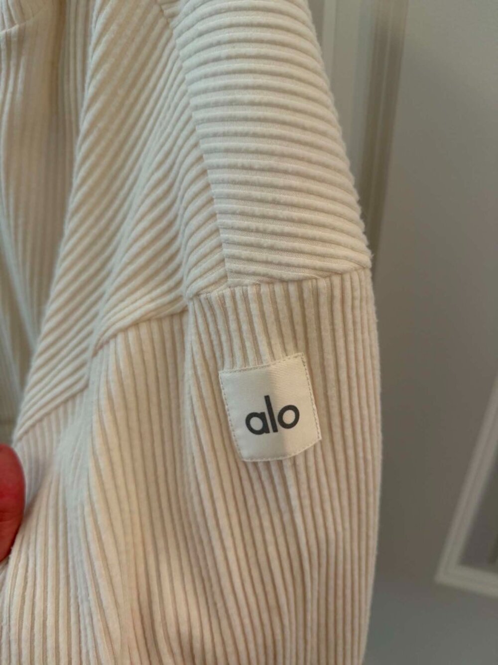ALO Cream Cropped Sweatshirt Jogger Lounge Set Medium - Picture 2 of 3
